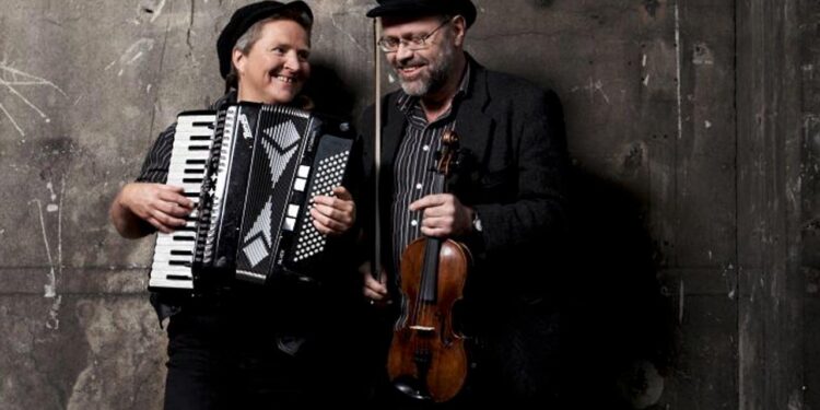 Som led i 1700 Dagene, spiller De 2 Spillemænd liflig folkemusik inspireret af det gamle Ringkøbing. Det sker i Ringkøbings gader tirsdag eftermiddag