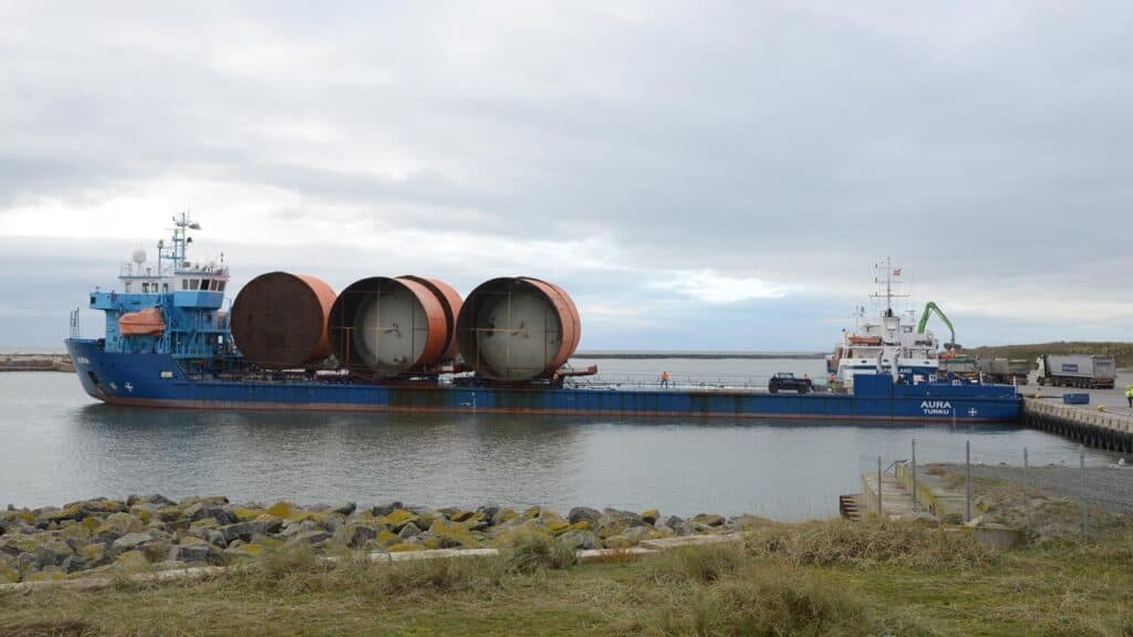 De kæmpestore ståltanke lastes fredag på en »Heavy load Carrier« til Hirtshals Havn