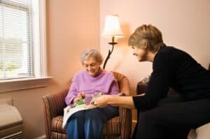 Midlertidigt besøgsforbud ophæves på ældrecentre og plejehjem