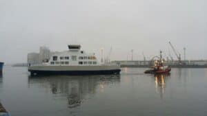 Den nye Fanø-færge »Grotte« er på vej, men vejret driller lidt - Foto: »Grotte« og slæbebåden »Dolphin« - Molslinjen