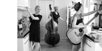 Sara Grabow (vok, ukulele), Eva Skipper (bas, kor) og Martine Madsen (guitar, kor) har forfinet samspillet år for år med et særligt fokus på 3 stemmig samklang og smukke, nordiske arrangementer.