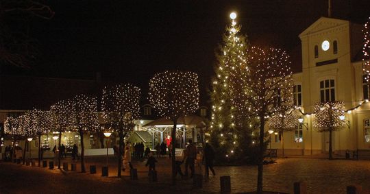 Med LED-pærer i juletræskæderne vil der stadig være juletræer med lys på torvet i den fem centerbyer i Ringkøbing-Skjern Kommune. Arkivfoto