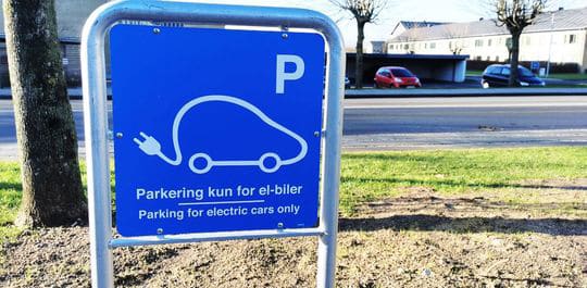 I løbet af 2023 vil der blive etableret oplademuligheder til elbiler på 65 kommunale parkeringsområder i hele Ringkøbing-Skjern Kommune. Arkivfoto