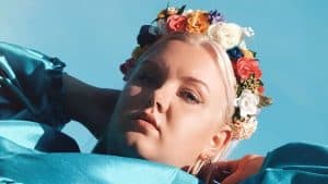 »MAISE« er en ny up-coming dansk sangerinde og sangskriver fra Lemvig. Allerede i marts 2021 debuterede MAISE med sin første single: ’Ta’ med mig’, og sidenhen har hun udgivet endnu to singler og en EP på 4 numre. foto: Anders Ø K