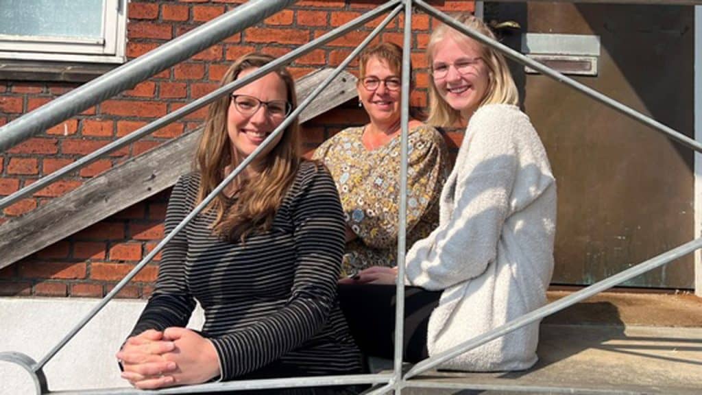 Pædagog Maria Jørgensen (tv) og socialrådgiver Anna-Lise Pedersen (midt) er tilknyttet Your Turn, hvor de hjælper unge som Freja Iversen (th) med at få det bedre i deres hverdag. Pressefoto.