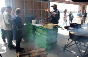 Et madmøde-arrangement på havnen i Hvide Sande er igen i år på programmet som en af de kulinariske oplevelser i Ringkøbing-Skjern Kommune. Foto: Madmøde