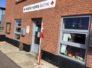 Røde Kors-flaget hejses på lørdag - når den lokale butik fejre 10 års jubilæum foto: Røde Kors Butikken på Søndergade i Hvide Sande