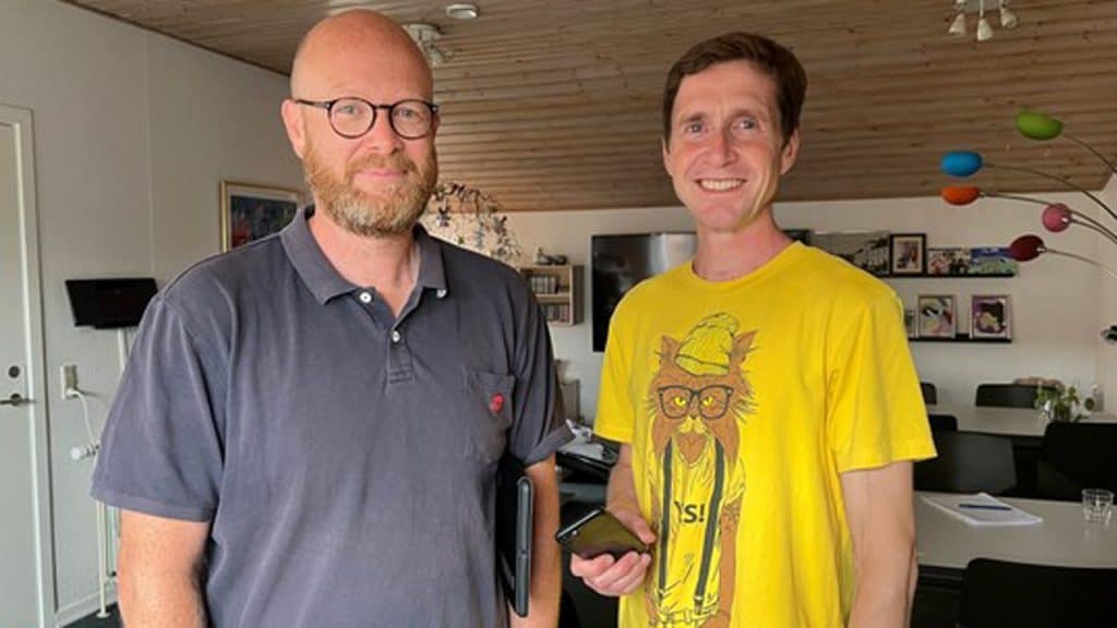 QR-koder, mobiltelefoner og Ipad giver større frihed og selvstændighed i hverdagen for handicappede - men den personlige hjælp er der stadig. foto: NR