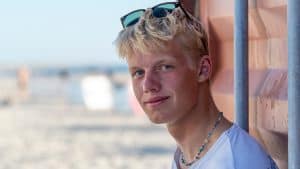 Surf, skole og gør-det-selv-kollektiv: 17-årige Mathias lever sit bedste liv på vestkysten. foto: Brian Engblad