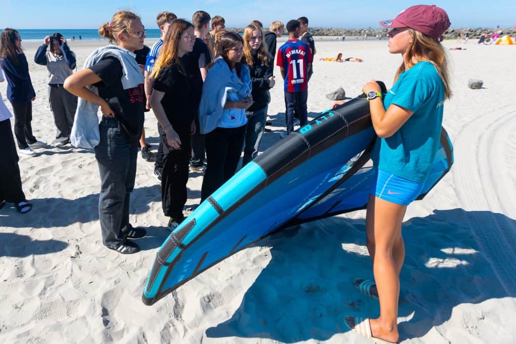 Surfstjerner fra hele verden underviste 9. klasse i Hvide Sande foto: WATERZ