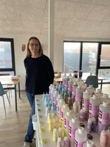 Efter mange år i efterskole-miljøet, blev der i 2021 efter Corona-pandamiens hærgen, tid til et sabat-år, hvor Rikke satte sig for at lære noget helt nyt fra bunden, indenfor det kreative felt. foto Dit Kunstverk