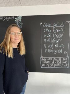 Meld dig til »Dit håndværk« og kig ind på »Dit Kunstverk« paint pottery, på Stormgade 4 i Hvide Sande - op ad trappen og ind af døren fra Iscafeen’s Rooftop, der har én af byens allerbedste og mest fantastiske udsigt og få dig en oplevelse, du kan tage med dig i livet.
foto Dit Kunstverk