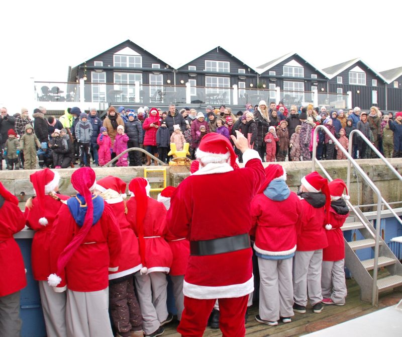 Juleskibet med julemanden kommer til Hvide Sande foto: HvideSande.by