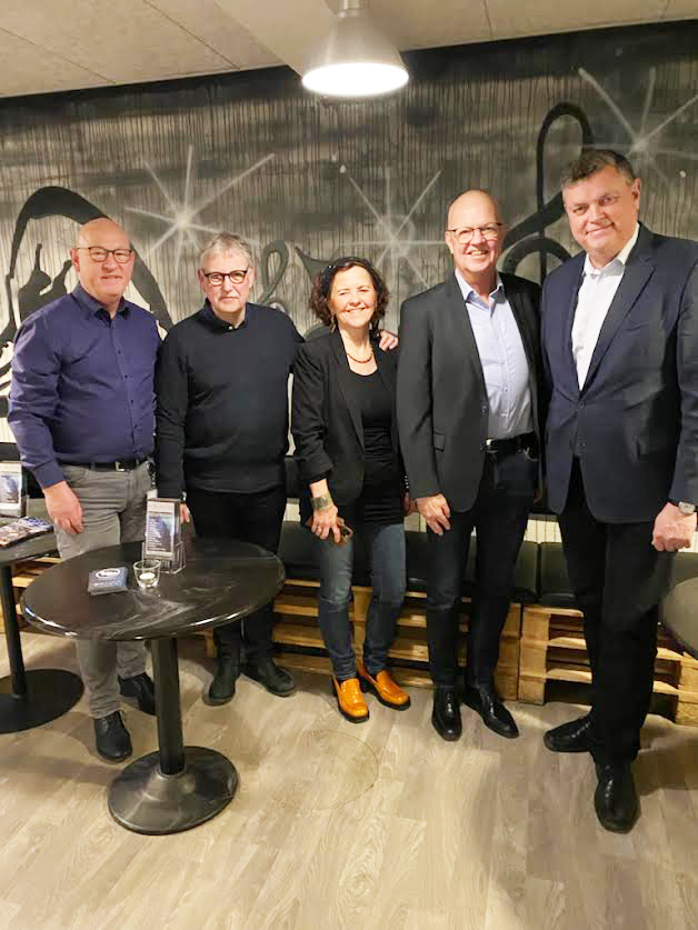 I mødet deltog (fra Venstre) Kommunalbestyrelsesmedlem og medlem af Generators bestyrelsen Erik Viborg (V), Spillestedslever Anton Bjerg, Næstformand for Generator Jane Gammelgaard Kristensen , Bestyrelsesformand for Generator Bent Mølgaard og Folketingsmedlem Mogens Jensen (S). Derudover deltog Jens Møller Nielsen i mødet. 