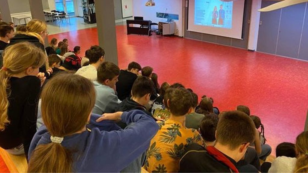 Elever fra Spjald Skole ser webinaret om muldyr. foto: VestjyskBank