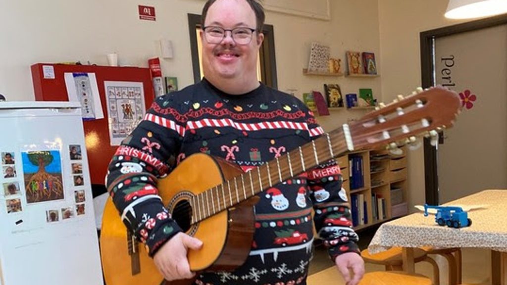 38-årige Mikael Kjærgaard Markussen har haft to store drømme: Han vil gerne være pædagog i en børnehave, og han vil gerne være musiklærer. foto: NR