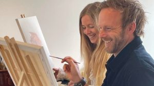 Glemt er tidens stramme bånd, når du træder ind i Malene Grotrians åbne atelier på Nørregade 44 i Hvide Sande. Her, mellem bløde penselstrøg og kreative udfoldelser, udforsker begyndere og øvede den fortryllende verden af akrylmaling. foto: Malene Grotrian art