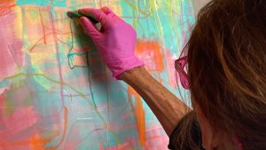 Gennem workshops og kurser inviteres du til at deltage i et fællesskab af kunstnere, der søger efter fordybelse og kreativ udfoldelse. foto: Malene Grotrian Art