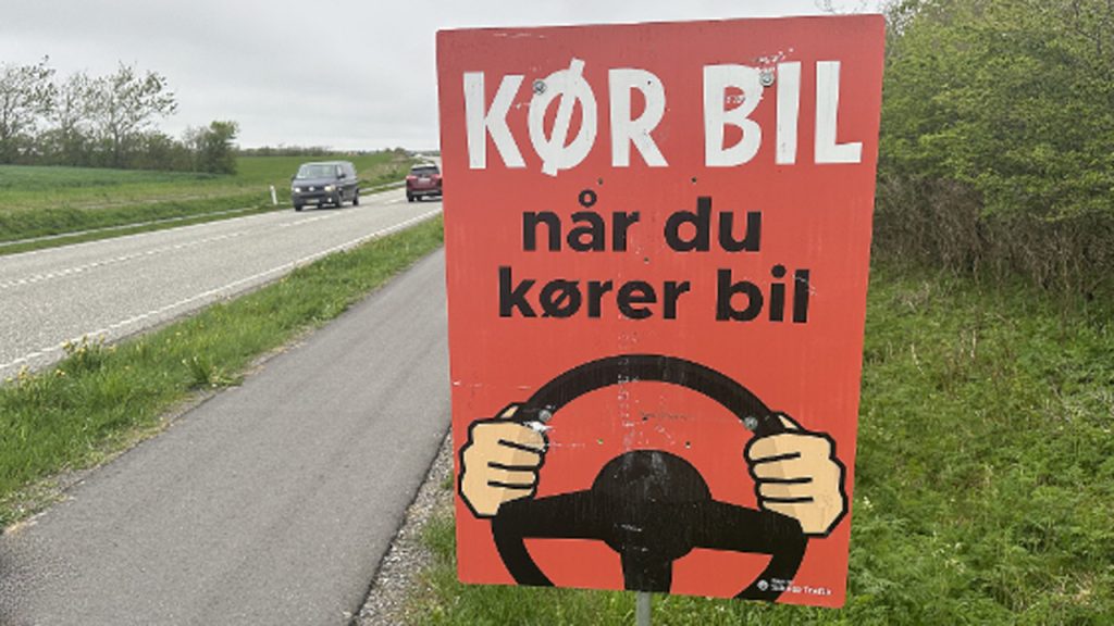 To nylige undersøgelser afslører en skræmmende sandhed - de danske bilister er langt fra loyale over for færdselsloven, når de kører på vejene. Mange indrømmer at have dårlige vaner, der ikke kun er uansvarlige, men også ulovlige. foto: Rådet for sikker trafik