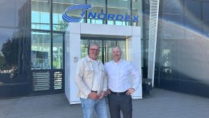 Jan Dahl (Nordex Group), Anders Karlsson (Seasight Solutions) ved Nordex’
hovedkvarter i Hamborg, Tyskland. (Foto: Nordex)