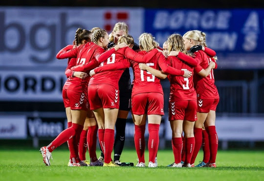 Kvindelandsholdet i fodbold U-23 spiller i Ringkøbing - foto: Anders Kjaerbye