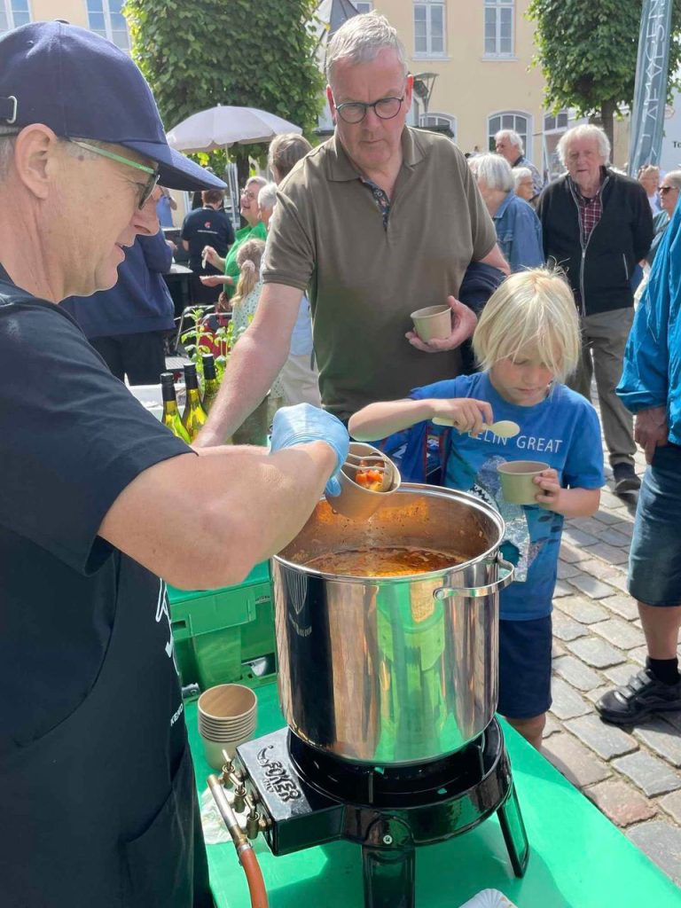 Fiskemarkedet i Ringkøbing fyldt med smagsoplevelser og lokal hygge - Verners havtaskegryde-mums-SmagenAfVest
