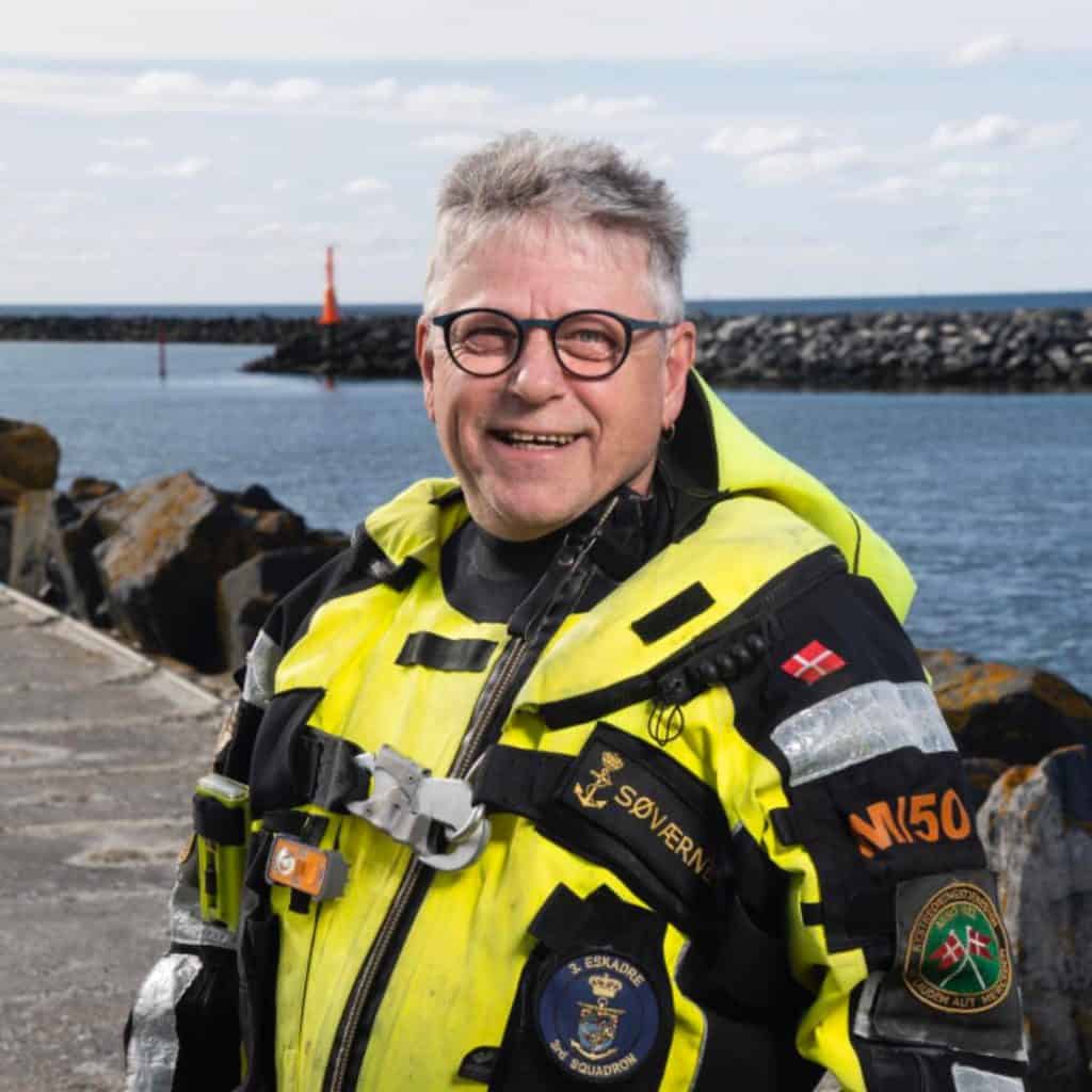 Det er Søren Christian Vibæk Larsen (dagligt omtalt som »Lomme«), der nu sætter ord på sine mange år som frivillig i Kystredningstjenesten i Hvide Sande med en ny bog, der udkommer til oktober i år. Foto: Jakob Gjerluff Ager