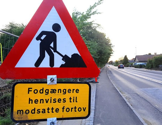 Kommunen forventer, at arbejdet med at renovere kloaksystemet og anlægge cykelsti på Nørregade i Hvide Sande vil være færdig allerede i februar 2026. Det er knap et år tidligere end planlagt. foto: NR