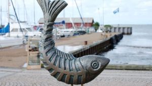 Skulptur »Helten« på havnen - NR