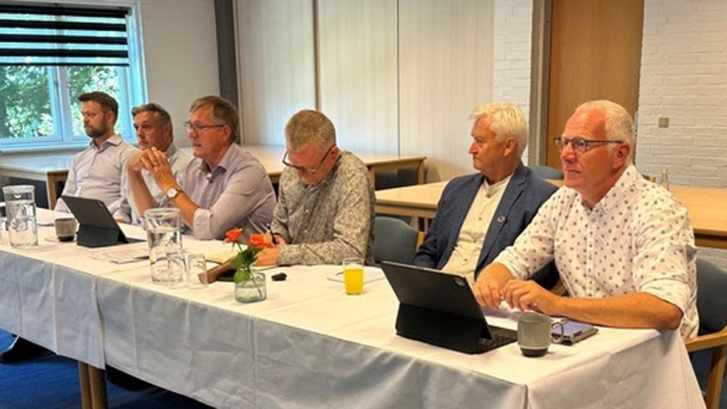 Pressemøde budget 2025-28.jpg Gruppeformænd for partierne i Ringkøbing-Skjern Kommunes byråd præsenterer budgetaftalen for 2025-28. Nr