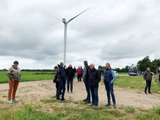 Byrådet var tidligere på sommeren på bustur for at se nogle af de områder, hvor der er ansøgt om nye vedvarende energianlæg. foto: NR
