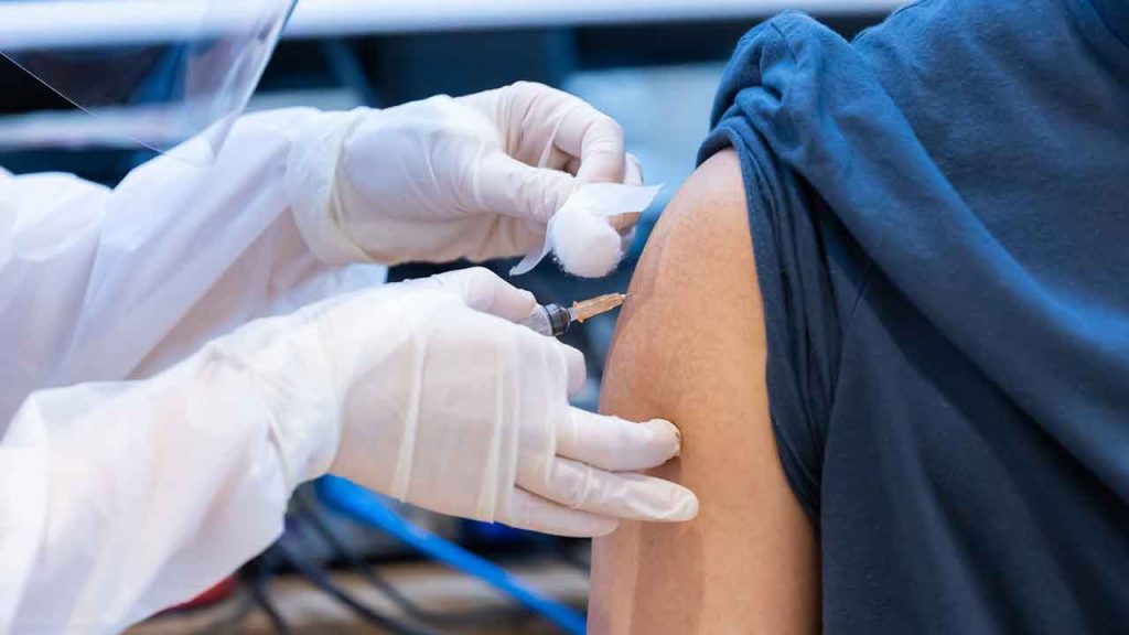 Vaccinationsstederne landet over åbner og 155.500 har den 25. september 2024 allerede bestilt tid til gratis vaccination mod influenza og covid-19. foto: rksk.dk
