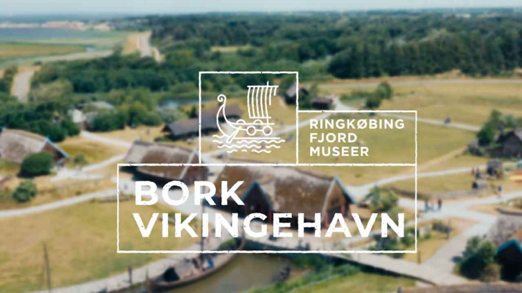 Så kom og oplev julen, som vikingerne ville have set den. Med vinterens kolde greb om landskabet, varmen fra ildstedet og en simpel, men dyb tro på naturen og de kræfter, der var større end os selv. foto: Ringkøbing Fjord Museer