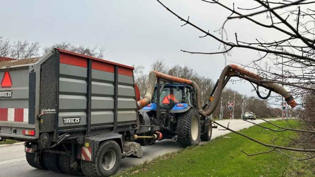 Når tomme dåser, papir og plast ender i Ringkøbing-Skjern Kommunes vejgrøfter og rabatter, rykker Vej & Park ud med en selvbygget kæmpestøvsuger, som giver sikkerhed for mandskabet i trafikken og hurtigt får ryddet op efter os andre. arkivfoto Rksk.dk
