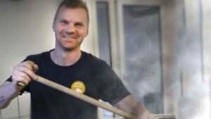 I en tid, hvor mange danske bryggerier må dreje nøglen om, går det stik modsat i Hvide Sande. Her trodser det lokale bryghus bryggeri-krisen - for brygmesteren har en plan.  - Niels Sangill