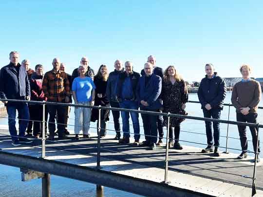 Repræsentanter for Ringkøbing Fjords oplandskommuner mødtes i den forgangne uge med landbruget og grønne organisationer til det første møde i Den Lokale Trepart for Ringkøbing Fjord. Sammen skal de bl.a. sikre, at frivillige aftaler får reduceret kvælstofudledningen til fjorden med 1.686 tons om året. rksk