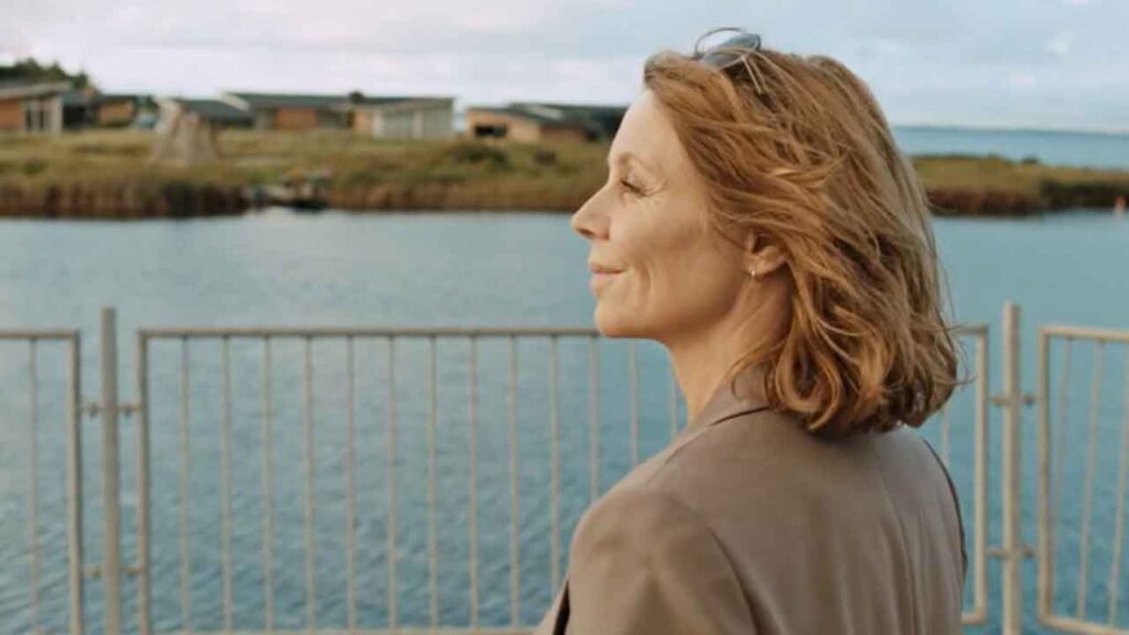 I den nye sæson møder vi de to nye hovedkarakterer. Den erfarne drabsefterforsker Maj (spillet af Anne Louise Hassing) og den unge, nyankomne lokalbetjent Bjørn (spillet af Allan Hyde). Så selvom solen stadig skinner i Hvide Sande, trækker der mørke skyer ind over den idylliske by, da den lokale skole-skipper, Greis, bliver fundet dræbt i sin swimmingpool. foto: TV2