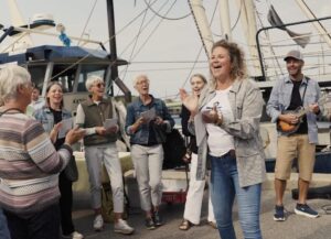 Sidste sommer samlede Silje & Kennet over 250 mennesker til en helt særlig koncert, der flyttede sig rundt i byen til de steder som sangene handlede om.