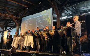 24 lokale virksomheder blev udråbt som gazeller af Dagbladet Børsen i 2024. Onsdag blev de også hyldet på Erhvervstræf i Ringkøbing-Skjern Kommune. Foto RKSK