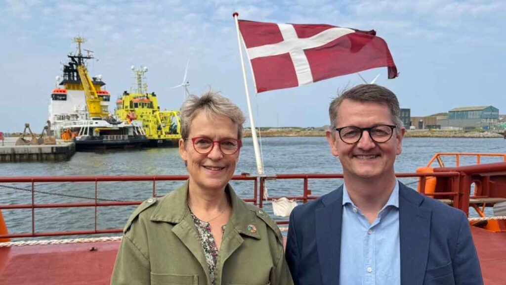 Der var både internationalt samarbejde og lokalpolitiske interesser i luften, da Minister for samfundssikkerhed og beredskab Torsten Schack Pedersen (V) med Venstres borgmesterkandidat i Ringkøbing/Skjern Kommune, Lone Andersen, tirsdag lagde vejen forbi Hvide Sande Havn. Anledningen var den store internationale havmiljøøvelse »DenGerNeth”, som i disse dage afholdes ud for den jyske vestkyst af Søværnskommandoen. foto: fb Schack
