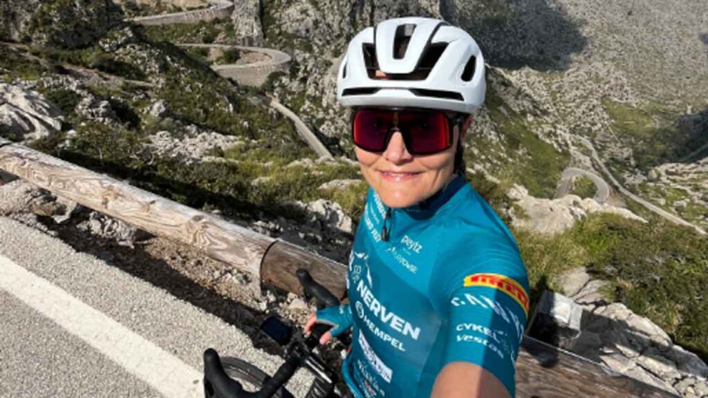 Lene Vikkelsø Rasmussen fra Hvide Sande klikker i cykelskoene og tager kampen op mod Tour de France-bjerge for at få en cykeloplevelse ud over det sædvanlige, men også for at gøre en forskel for mere end 100.000 danskere med sygdommen Sclerose foto: Scleroseforeningen