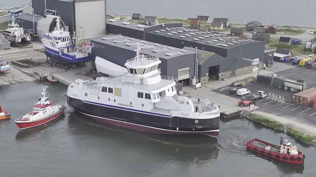 Mandag morgen den 14. juli 2025 blev en nybygget el-færge trukket sikkert gennem kammerslusen i Hvide Sande – en manøvre der krævede præcis timing og godt samarbejde. Færgen, der er bestilt af det norske færgerederi Torghatten Nord, skal nu færdiggøres ved Hvide Sande Shipyard, hvor den klargøres til sin fremtidige sejlads i det barske arktiske farvand omkring Tromsø. foto: Hvide Sande Havm