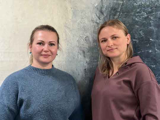 Social- og sundhedsassistent-elev Maria Savciuc og social- og sundhedshjælper-elev Halyna Kupchak er begge fra Ukraine og deltager i den ekstra sprogundervisning: »Jeg vil jo fortsætte med at udvikle mig,« siger Maria Savciuk. Pressefoto.