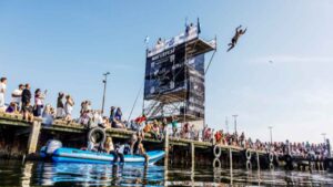 Der er risiko for røde maveskind, når WATERZ i samarbejde med Waterfest inviterer til DØDS-udspring på havnen i Hvide Sande næste weekend. foto: Waterz
