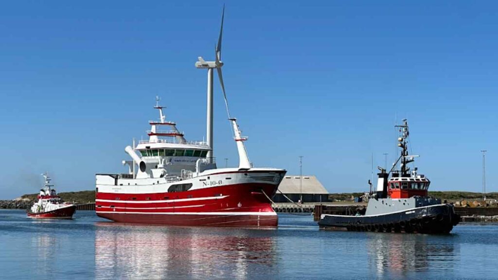 Den store norske notbåd, N-10-Ø »Øksnesværing« ankom mandag middag kl. 12.45 til havnen i Hvide Sande – bugseret direkte fra Polen med slæbebåd og godt hjulpet i indsejlingen, af både redningsbåden samt værftets pejlebåd, så nybygningen kunne lægges sikkert til kaj, ud for Vestværftet, for den videre og afsluttende aptering samt udrustning i Nordhavnen. foto: HvideSande.nu