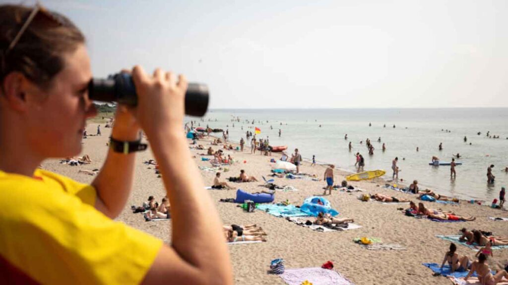Skolernes sommerferie er slut, og mange er vendt tilbage til arbejdet. Men på strandene er TrygFondens kystlivreddere til stede frem til den 20. august, og den kommende uge byder fra onsdag på varmt og solrigt vejr, så kom endelig forbi til en dukkert med opsyn fra livreddere foto: trygfonden