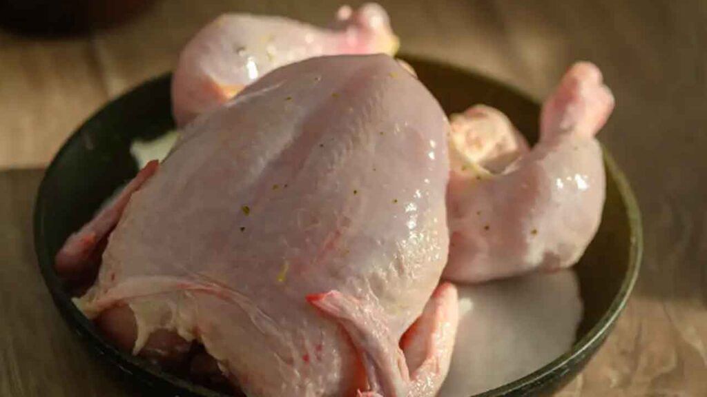 Hele 57 danskere er blevet syge af campylobacter, den mest almindelige madbårne diarrésygdom i Danmark – halvdelen blev indlagt. Nu advarer myndigheder om, at selv en lille dråbe rå kyllingesaft kan smitte hele familien. foto: fødevarestyrelsen