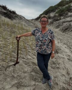Plantedagene arrangeres i samarbejde med **OMHU** i Hvide Sande. Derfor vil der efter plante-arbejdet i klitterne være mulighed for at fortsætte nede på stranden, hvor der indsamles affald, som plastik og gamle fiskekasser mm. Som hjælper på dagen, kan man derfor også blive aktiv deltager i et projekt, der både beskytter havmiljøet og giver nyt liv til affaldet gennem kreative genbrugsprodukter.  foto: Hanne Jensen - klitfoged - HvideSande.BY