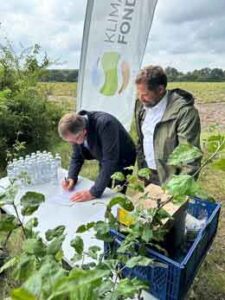 Borgmester Hans Østergaard og direktør i Klimaskovfonden Poul Erik Lauridsen underskrev tirsdag en Klima+-partnerskabsaftale - og plantede to æbletræer i lysninger midt i den nytilplantede klimaskov ved Torsted. foto: rksk