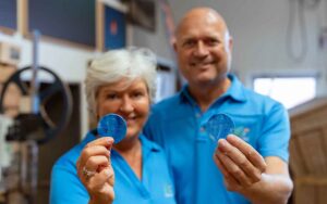 Sommerhusudlejeren sender 2,6 millioner kroner tilbage til lokalsamfundet – i form af en særlig jubilæumsmønt fremstillet af havplast fra Hvide Sande, som giver husejerne smag på lokale restauranter og caféer foto: Steffen Logani